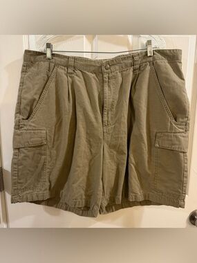 Columbia Men's Cargo Shorts in khaki